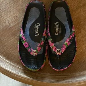 Cheeks Women's Black Flip-Flop HEALTH Sandals with Pink Floral Straps